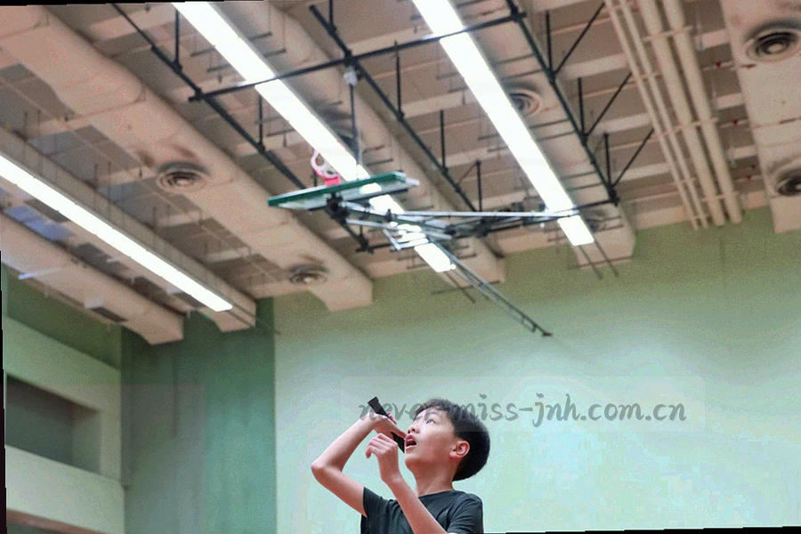 办公场景中显示屏亮着数据界面，前景只有操作中的手部轮廓